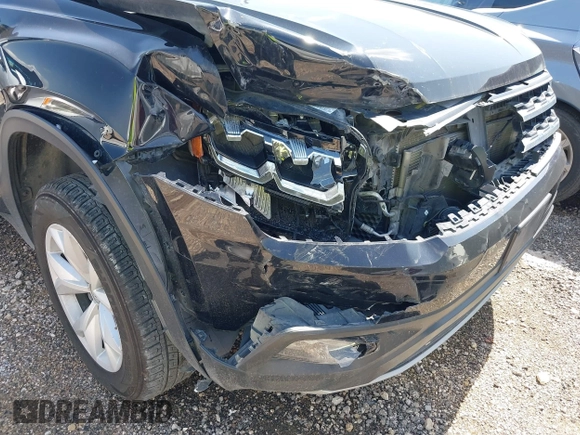 2018 Volkswagen Atlas SE with VIN 1V2DR2CA1JC546005, listed as a IAAI auction lot 41724133 with 116,633 mi miles and . Bid and sale history available at DreamBid. Image 6.