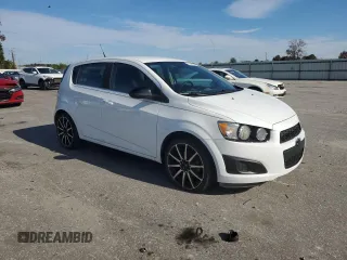 2012 Chevrolet Sonic LT z VIN 1G1JD6SB5C4229712, wystawiony jako Copart lot #81492374 z przebiegiem 116 566 mil mil oraz Czysty tytuł • Clean title. Historia ofert i sprzedaży dostępna na DreamBid. Obrazek 4.