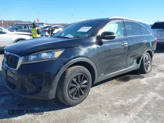 2019 Kia Sorento LX z VIN 5XYPGDA36KG520937, wystawiony jako IAAI lot #41420266 z przebiegiem 97 372 mil mil oraz . Historia ofert i sprzedaży dostępna na DreamBid. Obrazek 18.