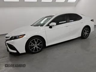 2022 Toyota Camry SE z VIN 4T1G11AKXNU630931, wystawiony jako Copart lot #82355254 z przebiegiem 34 943 mil mil oraz Czysty tytuł • Clean title. Historia ofert i sprzedaży dostępna na DreamBid. Obrazek 1.
