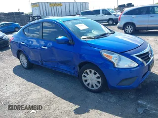 2017 Nissan Versa SV z VIN 3N1CN7AP1HL895731, wystawiony jako IAAI lot #42279393 z przebiegiem 94 040 mil mil oraz . Historia ofert i sprzedaży dostępna na DreamBid. Obrazek 1.