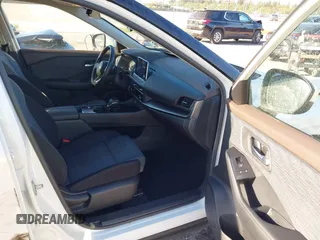 2023 Nissan Rogue SV z VIN JN8BT3BA3PW437865, wystawiony jako IAAI lot #41834250 z przebiegiem 8 725 mil mil oraz . Historia ofert i sprzedaży dostępna na DreamBid. Obrazek 5.
