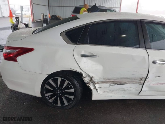 2018 Nissan Altima 2.5 S with VIN 1N4AL3AP6JC266508, listed as a IAAI auction lot 41458932 with 114,945 mi miles. Bid and sale history available at carsss.com. Image 6.