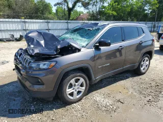 2023 Jeep Compass Latitude z VIN 3C4NJDBN0PT563629, wystawiony jako Copart lot #55604875 z przebiegiem 80 742 mil mil oraz Szkoda całkowita • Salvage title. Historia ofert i sprzedaży dostępna na DreamBid. Obrazek 1.
