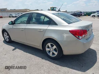2014 Chevrolet Cruze 1LT z VIN 1G1PC5SB3E7267089, wystawiony jako IAAI lot #42723689 z przebiegiem 113 529 mil mil oraz . Historia ofert i sprzedaży dostępna na DreamBid. Obrazek 3.