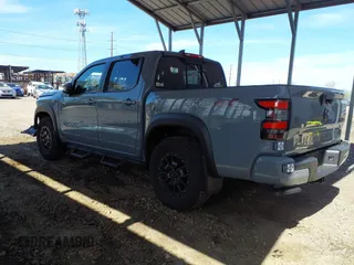 2022 Nissan Frontier SV z VIN 1N6ED1EK5NN685565, wystawiony jako IAAI lot #42091479 z przebiegiem 61 914 mil mil oraz . Historia ofert i sprzedaży dostępna na DreamBid. Obrazek 3.