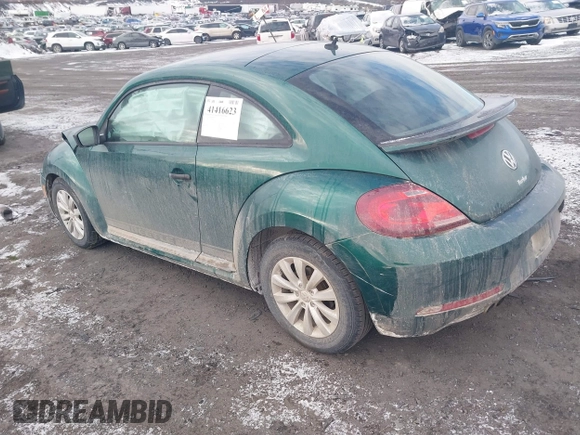 2018 Volkswagen Beetle S z VIN 3VWFD7AT7JM714915, wystawiony jako IAAI lot #41416623 z przebiegiem 49 134 mil mil oraz . Historia ofert i sprzedaży dostępna na DreamBid. Obrazek 3.