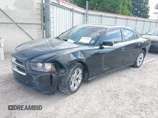 2013 Dodge Charger SE z VIN 2C3CDXBG4DH678292, wystawiony jako IAAI lot #42254453 z przebiegiem 269 450 mil mil oraz . Historia ofert i sprzedaży dostępna na DreamBid. Obrazek 2.