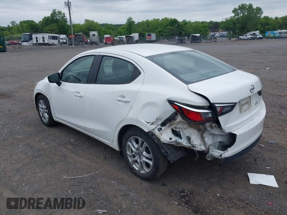 2016 Scion iA z VIN 3MYDLBZV6GY138680, wystawiony jako IAAI lot #42240425 z przebiegiem 100 191 mil mil oraz . Historia ofert i sprzedaży dostępna na DreamBid. Obrazek 3.