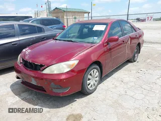 2005 Toyota Camry STD z VIN 4T1BE32K75U021742, wystawiony jako IAAI lot #42525204 z przebiegiem 235 645 mil mil oraz . Historia ofert i sprzedaży dostępna na DreamBid. Obrazek 2.