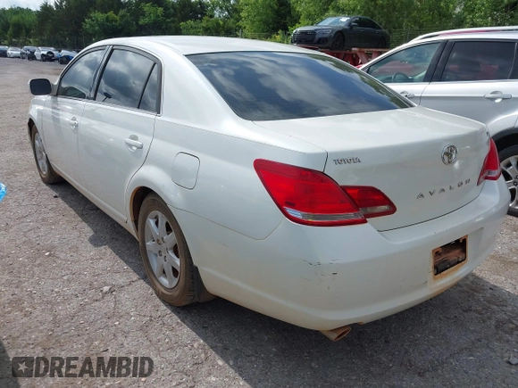 2005 Toyota Avalon XL z VIN 4T1BK36B35U008098, wystawiony jako IAAI lot #42361400 z przebiegiem 248 551 mil mil oraz . Historia ofert i sprzedaży dostępna na DreamBid. Obrazek 3.