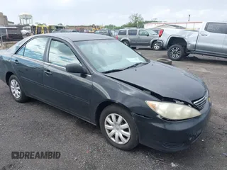 2005 Toyota Camry STD z VIN 4T1BE32K55U632921, wystawiony jako IAAI lot #42341618 z przebiegiem 268 557 mil mil oraz . Historia ofert i sprzedaży dostępna na DreamBid. Obrazek 1.