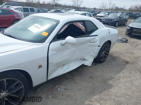 2016 Dodge Challenger R/T Scat Pack z VIN 2C3CDZFJ2GH263624, wystawiony jako IAAI lot #41998240 z przebiegiem 51 784 mil mil oraz . Historia ofert i sprzedaży dostępna na DreamBid. Obrazek 6.