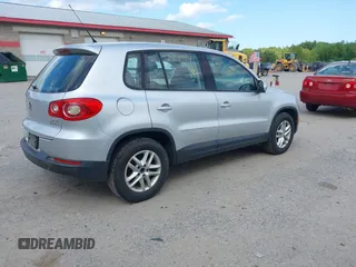 2011 Volkswagen Tiguan SEL z VIN WVGBV7AX5BW548053, wystawiony jako IAAI lot #42401994 z przebiegiem 184 299 mil mil oraz . Historia ofert i sprzedaży dostępna na DreamBid. Obrazek 4.