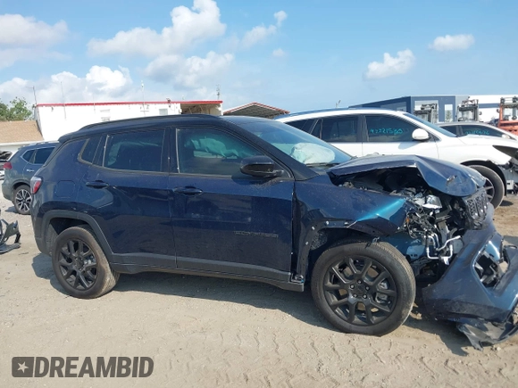 2024 Jeep Compass Latitude z VIN 3C4NJDBN7RT162744, wystawiony jako IAAI lot #42222143 z przebiegiem 8 657 mil mil oraz . Historia ofert i sprzedaży dostępna na DreamBid. Obrazek 14.