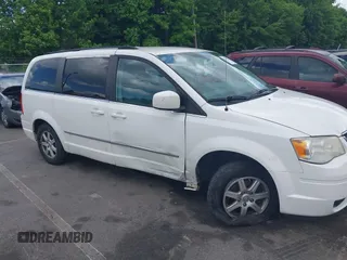 2010 Chrysler Town & Country Touring z VIN 2A4RR5D19AR266065, wystawiony jako IAAI lot #42278534 z przebiegiem 199 108 mil mil oraz . Historia ofert i sprzedaży dostępna na DreamBid. Obrazek 1.