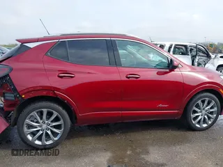 2024 Buick Encore GX Avenir z VIN KL4AMFSL5RB054571, wystawiony jako IAAI lot #41839672 z przebiegiem 7 826 mil mil oraz . Historia ofert i sprzedaży dostępna na DreamBid. Obrazek 13.