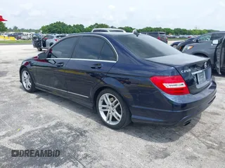 2014 Mercedes-Benz C 250 Sport z VIN WDDGF4HB9EA959513, wystawiony jako IAAI lot #42413556 z przebiegiem 144 773 mil mil oraz . Historia ofert i sprzedaży dostępna na DreamBid. Obrazek 3.