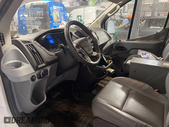 2017 Ford Transit z VIN 1FTYE1ZM1HKA12366, wystawiony jako IAAI lot #42501054 z przebiegiem 199 105 mil mil oraz . Historia ofert i sprzedaży dostępna na DreamBid. Obrazek 5.