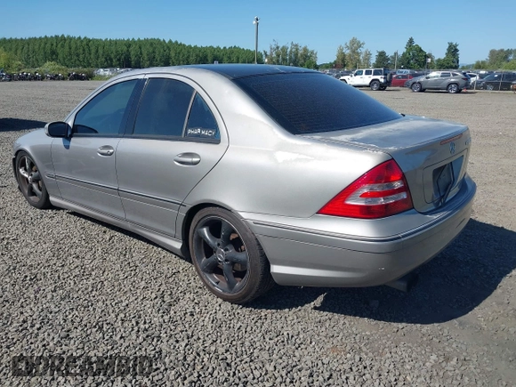 2005 Mercedes-Benz C 230 Kompressor z VIN WDBRF40J45F724055, wystawiony jako IAAI lot #42362897 z przebiegiem 234 922 mil mil oraz . Historia ofert i sprzedaży dostępna na DreamBid. Obrazek 3.