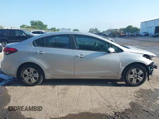 2017 Kia Forte LX z VIN 3KPFK4A71HE085778, wystawiony jako IAAI lot #42009127 z przebiegiem 130 014 mil mil oraz . Historia ofert i sprzedaży dostępna na DreamBid. Obrazek 14.