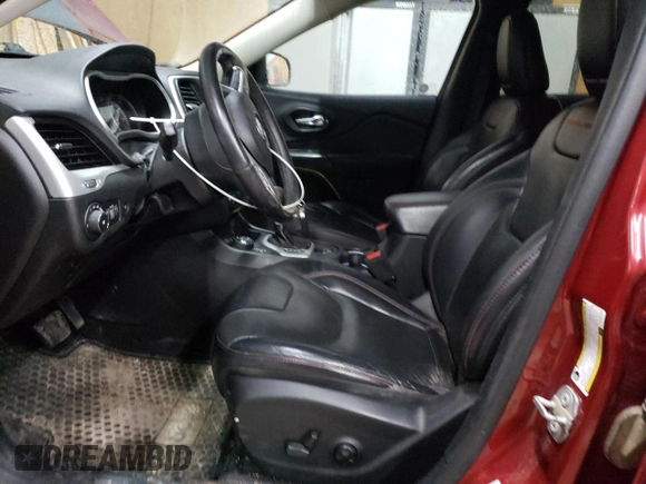 2017 Jeep Cherokee Trailhawk z VIN 1C4PJMBS7HW524644, wystawiony jako Copart lot #54374875 z przebiegiem 166 138 mil mil oraz Czysty tytuł • Clean title. Historia ofert i sprzedaży dostępna na DreamBid. Obrazek 7.