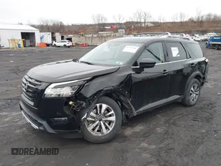2023 Nissan Pathfinder SL z VIN 5N1DR3CC7PC225860, wystawiony jako IAAI lot #41733202 z przebiegiem 23 118 mil mil oraz . Historia ofert i sprzedaży dostępna na DreamBid. Obrazek 2.
