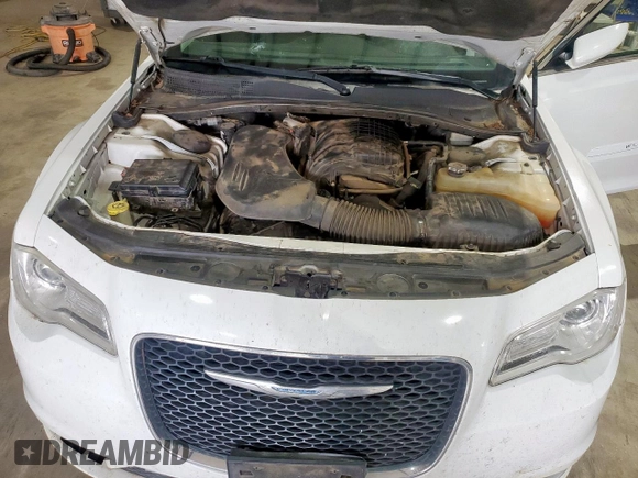 2015 Chrysler 300 Limited z VIN 2C3CCAAG8FH875874, wystawiony jako Copart lot #58258245 z przebiegiem 166 102 mil mil oraz Szkoda całkowita • Salvage title. Historia ofert i sprzedaży dostępna na DreamBid. Obrazek 11.