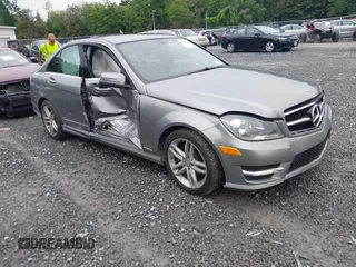 2012 Mercedes-Benz C 300 Sport z VIN WDDGF8BB8CF879197, wystawiony jako IAAI lot #42527034 z przebiegiem 92 846 mil mil oraz . Historia ofert i sprzedaży dostępna na DreamBid. Obrazek 1.