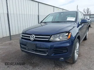 2013 Volkswagen Touareg Lux z VIN WVGEF9BP0DD000495, wystawiony jako IAAI lot #41711365 z przebiegiem 116 223 mil mil oraz . Historia ofert i sprzedaży dostępna na DreamBid. Obrazek 6.