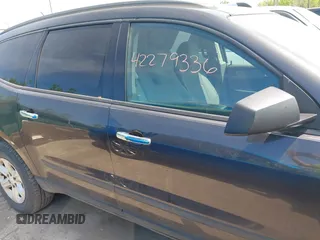 2015 Chevrolet Traverse LS z VIN 1GNKRFED1FJ152781, wystawiony jako IAAI lot #42279336 z przebiegiem 131 491 mil mil oraz . Historia ofert i sprzedaży dostępna na DreamBid. Obrazek 13.