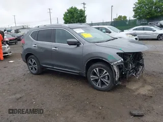 2018 Nissan Rogue SV z VIN 5N1AT2MV6JC801928, wystawiony jako IAAI lot #42227240 z przebiegiem 92 449 mil mil oraz . Historia ofert i sprzedaży dostępna na DreamBid. Obrazek 1.