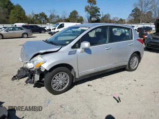2010 Nissan Versa S z VIN 3N1BC1CP0AL395920, wystawiony jako Copart lot #50531275 z przebiegiem 88 981 mil mil oraz Szkoda całkowita • Salvage title. Historia ofert i sprzedaży dostępna na DreamBid. Obrazek 1.