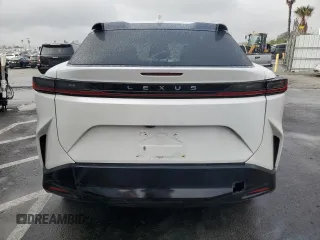 2023 Lexus RZ 450e Premium z VIN JTJAAAAB0PA012559, wystawiony jako Copart lot #43993495 z przebiegiem 18 790 mil mil oraz Szkoda całkowita • Salvage title. Historia ofert i sprzedaży dostępna na DreamBid. Obrazek 6.