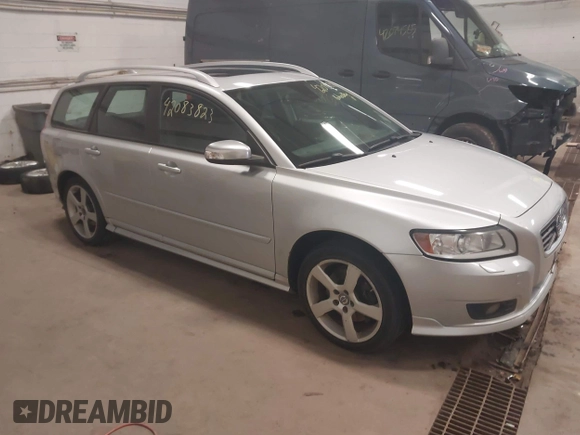 2011 Volvo V50 с VIN YV1672MW8B2597061, выставлен на аукционе IAAI как лот 42083823 с пробегом 164 818 миль миль и . История ставок и продаж доступна на DreamBid. Изображение 1.