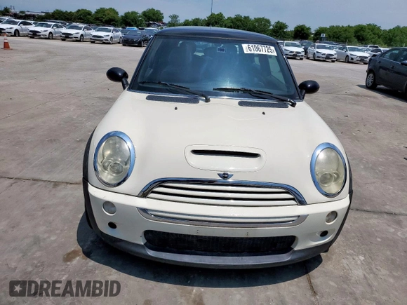 2005 MINI Hardtop S z VIN WMWRE33515TG96892, wystawiony jako Copart lot #61067725 z przebiegiem 130 542 mil mil oraz Czysty tytuł • Clean title. Historia ofert i sprzedaży dostępna na DreamBid. Obrazek 5.