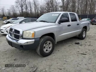 2005 Dodge Dakota SLT z VIN 1D7HW48N35S309522, wystawiony jako Copart lot #45807815 z przebiegiem 104 465 mil mil oraz Czysty tytuł • Clean title. Historia ofert i sprzedaży dostępna na DreamBid. Obrazek 1.