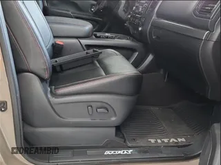 2021 Nissan Titan SV z VIN 1N6AA1ED9MN525289, wystawiony jako Copart lot #49928375 z przebiegiem 52 037 mil mil oraz Czysty tytuł • Clean title. Historia ofert i sprzedaży dostępna na DreamBid. Obrazek 9.