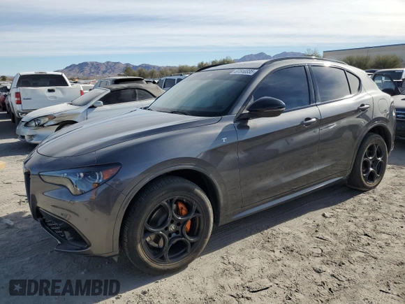 2024 Alfa Romeo Stelvio Veloce z VIN ZASPAKBN3R7D71181, wystawiony jako Copart lot #87510335 z przebiegiem 19 477 mil mil oraz Szkody całkowita. Historia ofert i sprzedaży dostępna na DreamBid. Obrazek 1.