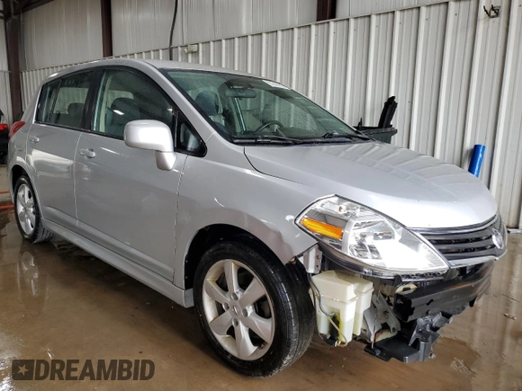 2010 Nissan Versa S z VIN 3N1BC1CP4AL362791, wystawiony jako Copart lot #53368785 z przebiegiem 141 934 mil mil oraz Szkoda całkowita • Salvage title. Historia ofert i sprzedaży dostępna na DreamBid. Obrazek 4.