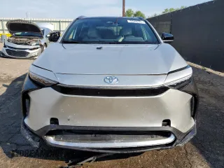 2024 Toyota bZ4X XLE z VIN JTMABACA3RA085576, wystawiony jako Copart lot #64452935 z przebiegiem 8 289 mil mil oraz Czysty tytuł • Clean title. Historia ofert i sprzedaży dostępna na DreamBid. Obrazek 5.