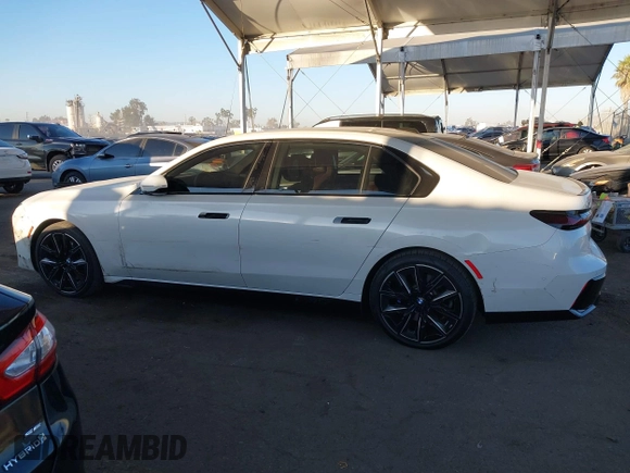 2023 BMW i7 xDrive60 z VIN WBY53EJ06PCN64039, wystawiony jako IAAI lot #40752159 z przebiegiem 8837 mil mil oraz . Historia ofert i sprzedaży dostępna na DreamBid. Obrazek 14.
