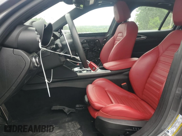 2023 Alfa Romeo Giulia Veloce z VIN ZARFAMBN6P7676600, wystawiony jako Copart lot #54583925 z przebiegiem 14 910 mil mil oraz Szkody całkowita. Historia ofert i sprzedaży dostępna na DreamBid. Obrazek 7.
