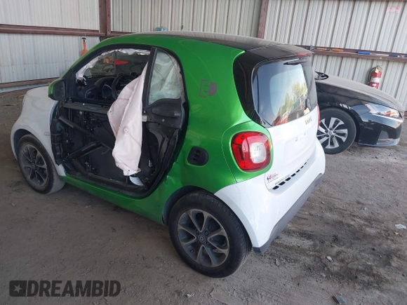 2017 Smart fortwo Pure z VIN WMEFJ9BA8HK231165, wystawiony jako IAAI lot #42238753 z przebiegiem 31 242 mil mil oraz . Historia ofert i sprzedaży dostępna na DreamBid. Obrazek 3.