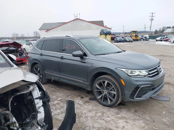 2022 Volkswagen Tiguan SEL R-Line with VIN 3VV4B7AX1NM159048, listed as a IAAI auction lot 41352532 with 33,394 mi miles. Bid and sale history available at carsss.com. Image 13.