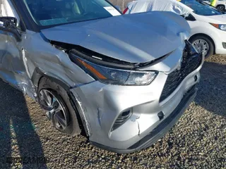 2022 Toyota Highlander Hybrid XLE with VIN 5TDGBRCH4NS561319, listed as a IAAI auction lot 41864259 with 17,987 mi miles. Bid and sale history available at carsss.com. Image 18.