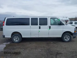 2018 Chevrolet Express Passenger LT z VIN 1GAZGPFG0J1329933, wystawiony jako IAAI lot #42116300 z przebiegiem 114 269 mil mil oraz . Historia ofert i sprzedaży dostępna na DreamBid. Obrazek 13.