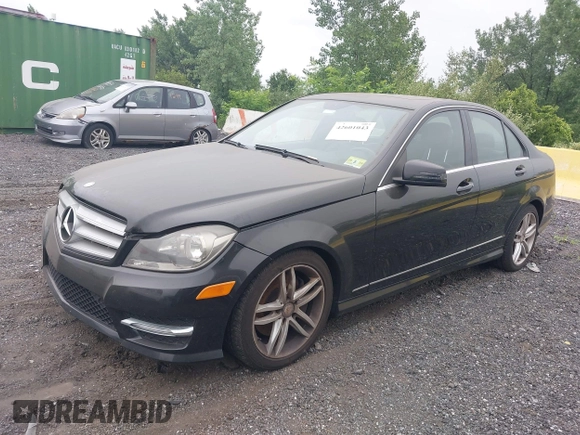 2013 Mercedes-Benz C 300 Sport z VIN WDDGF8AB0DR263382, wystawiony jako IAAI lot #42601043 z przebiegiem 106 154 mil mil oraz . Historia ofert i sprzedaży dostępna na DreamBid. Obrazek 2.