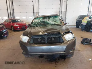 2009 Toyota Highlander z VIN JTEES41A692142879, wystawiony jako IAAI lot #41692725 z przebiegiem 189 933 mil mil oraz . Historia ofert i sprzedaży dostępna na DreamBid. Obrazek 12.