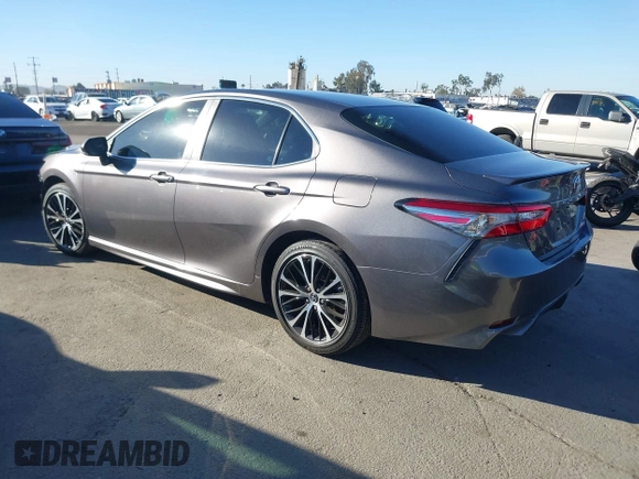 2018 Toyota Camry LE z VIN 4T1B11HK0JU546451, wystawiony jako IAAI lot #41054832 z przebiegiem 35 660 mil mil oraz . Historia ofert i sprzedaży dostępna na DreamBid. Obrazek 3.